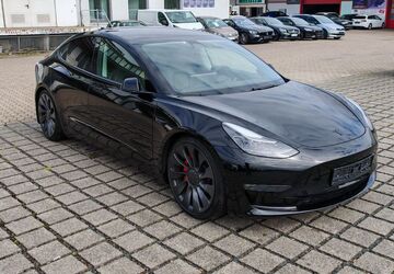 Tesla Model 3 68.884 km 27.970 &euro; Braunschweig 38112