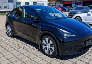 Tesla Model Y 61.948 km 34.470 &euro; Braunschweig 38112