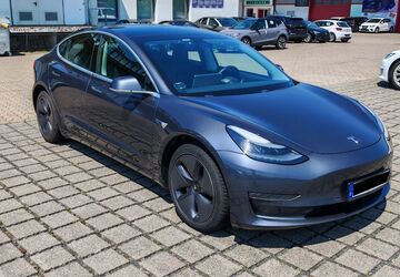 Tesla Model 3 232.374 km 17.470 &euro; Braunschweig 38112